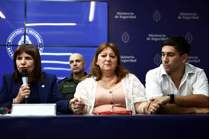 Bullrich con la mamá y con uno de los hermanos del gendarme Nahuel Gallo.