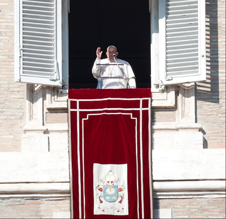 El Papa saluda a la multitud en la Plaza San Pedro, este miércoles 1° de enero de 2025. Foto: EFE