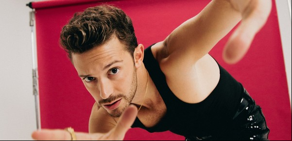 El italiano Ruggero cuenta su nueva apuesta musical y cómo fue filmar en Macondo para "Cien años de soledad"