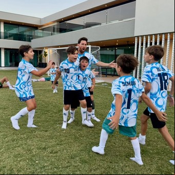 Lionel Messi arrancó el 2025 como campeón: la tierna foto con sus hijos celebrando el triunfo de Delfines contra Lagartos en el desafío familiar
