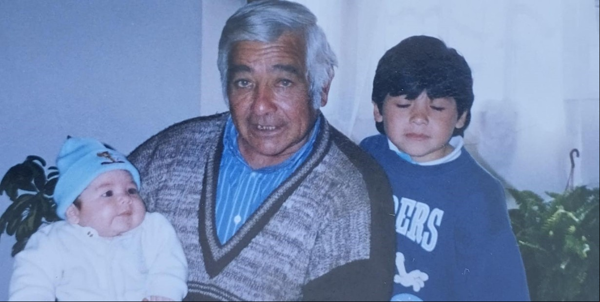 Toio con dos de sus nietos.