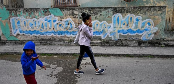 "Necesitas ser feliz", un grafiti que resuena en las calles de La Habana