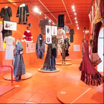 Graciela Galán: cinco décadas de vestuario y escenografía en una muestra