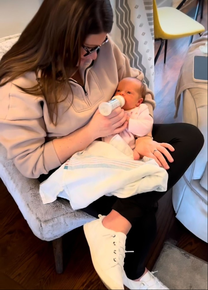 Kasandra le dio la mamadera a Milenka. Foto: Instagram