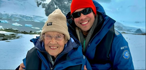 Abuela trotamundos: marcó un récord tras visitar 63 parques nacionales y, a los 94 años, conoció la Antártida junto a su nieto