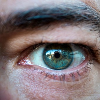 ¿Sentís que te están mirando?: esto es lo que sucede en tu cerebro, según expertos