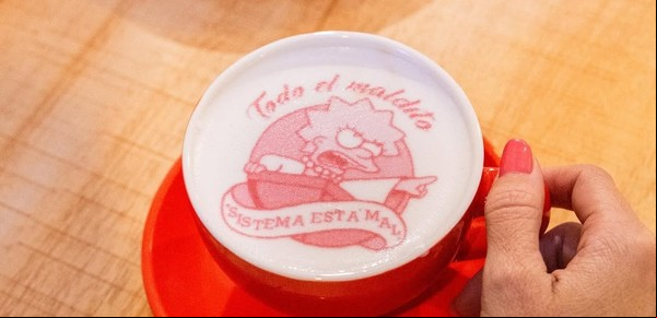 En Las Cañitas, una cafetería innovadora imprime fotos en la espuma de tu café