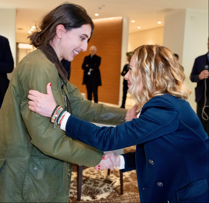 Giorgia Meloni abraza a Cecilia Sala en Roma. Foto: ANSA