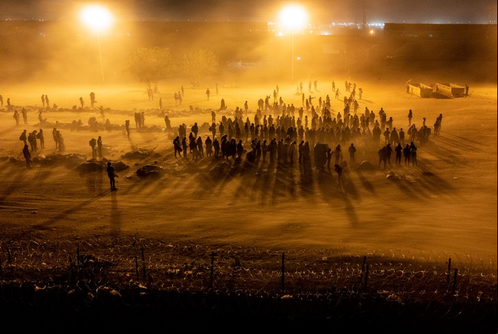 Migrantes esperando en un campamento improvisado en El Paso, Texas, en mayo de 2023, pocas horas antes de que la istración Biden permitiera que expirara el Título 42. Foto Ivan Pierre Aguirre para The New York Times