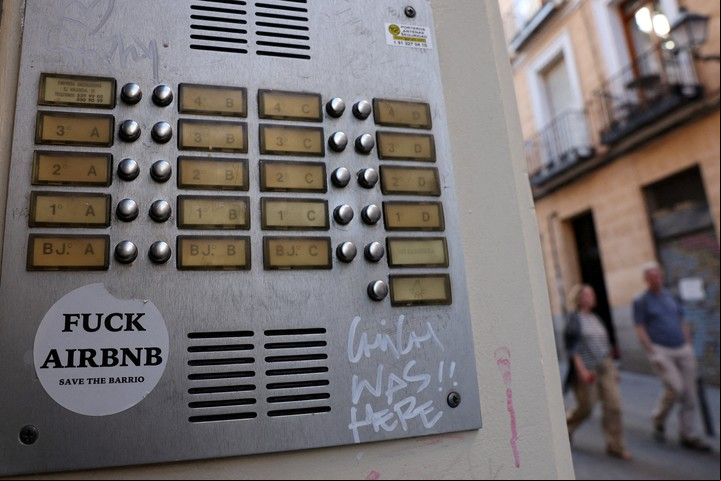 Un sticker contra los alquileres para turistas en el portero eléctrico de un edificio en Madrid. Foto: REUTERS
