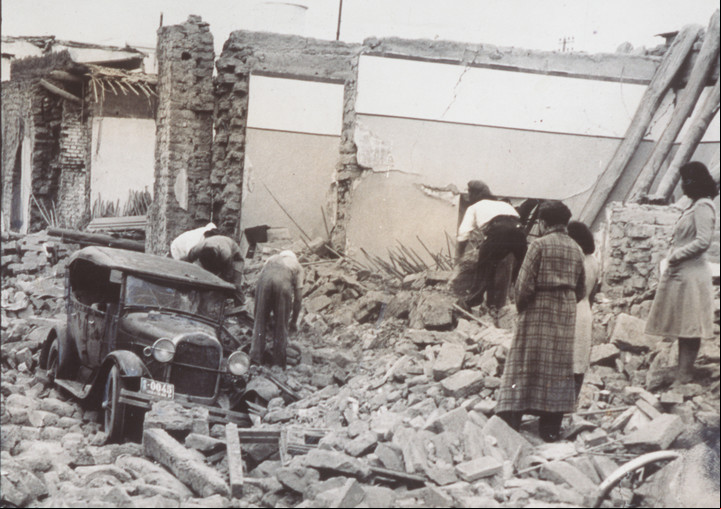 En 20 minutos tan solo, la ciudad de San Juan ya no fue lo que era. La gente buscaba familiares entre escombros. Una tragedia nacional.