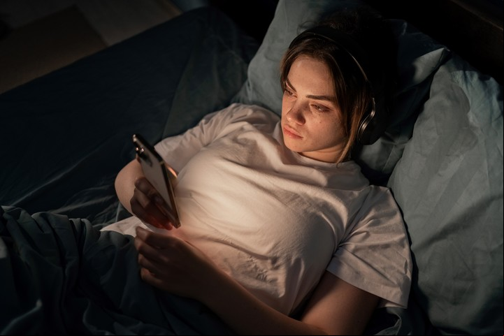Las relaciones con algún tipo de responsabilidad están sufriendo cambios por la influencia de las redes sociales. Foto ilustración Shutterstock.