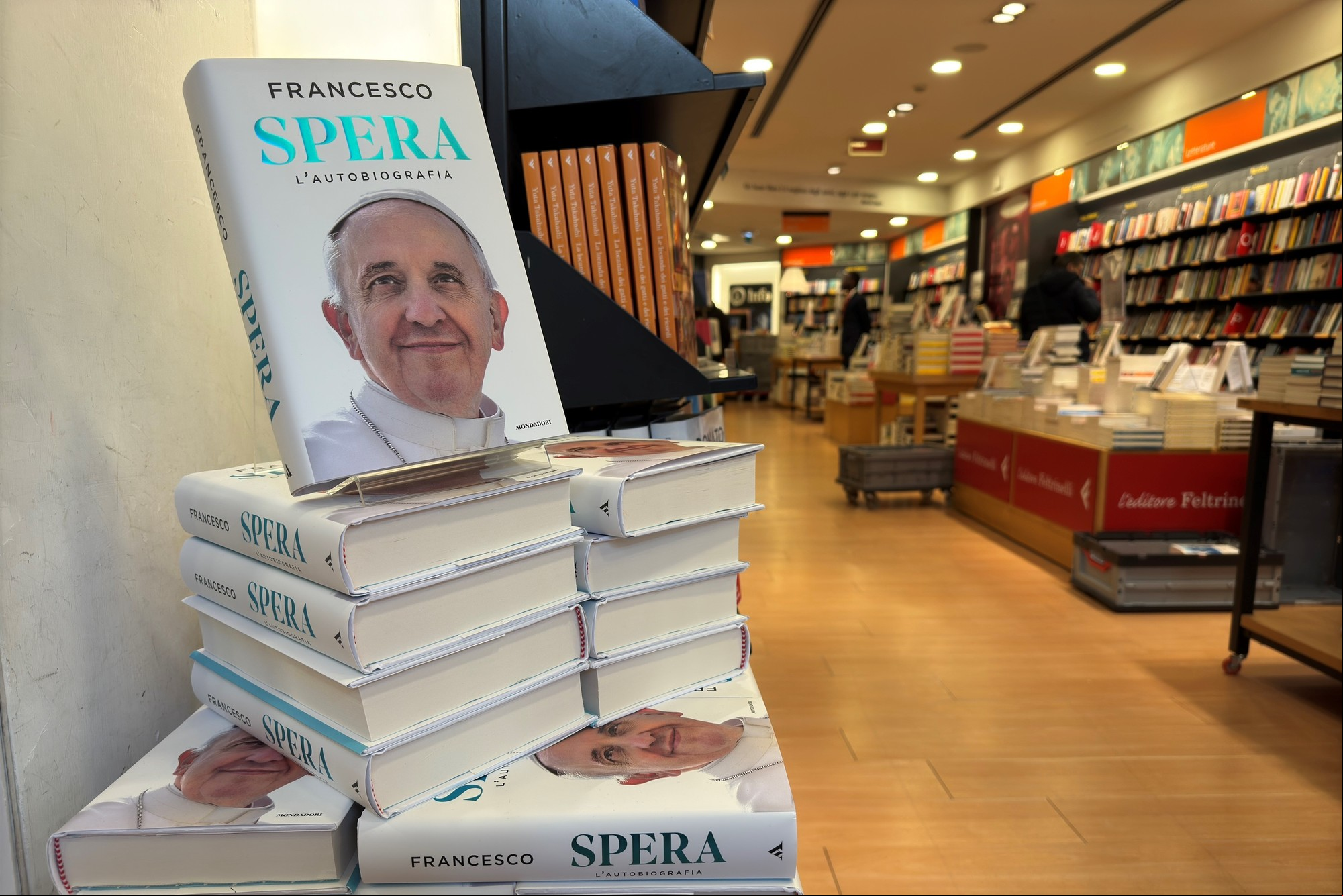 El Papa en dos libros: de la “Esperanza” de Francisco al “Loco de Dios en el fin del mundo” de Cercas