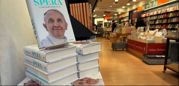 El Papa en dos libros: de la “Esperanza” de Francisco al “Loco de Dios en el fin del mundo” de Cercas