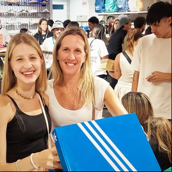 "Dale, comprá", la frase de moda de los argentinos en Florianópolis que arrasan con la ropa, los termos y las ojotas