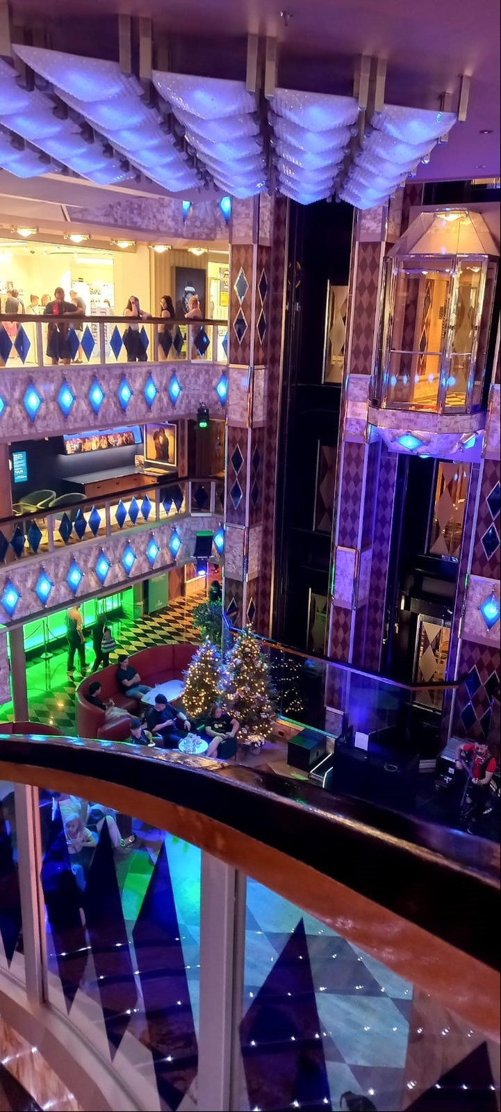 Ascensores vidriados, salones y luces en el barco. Foto Viajes