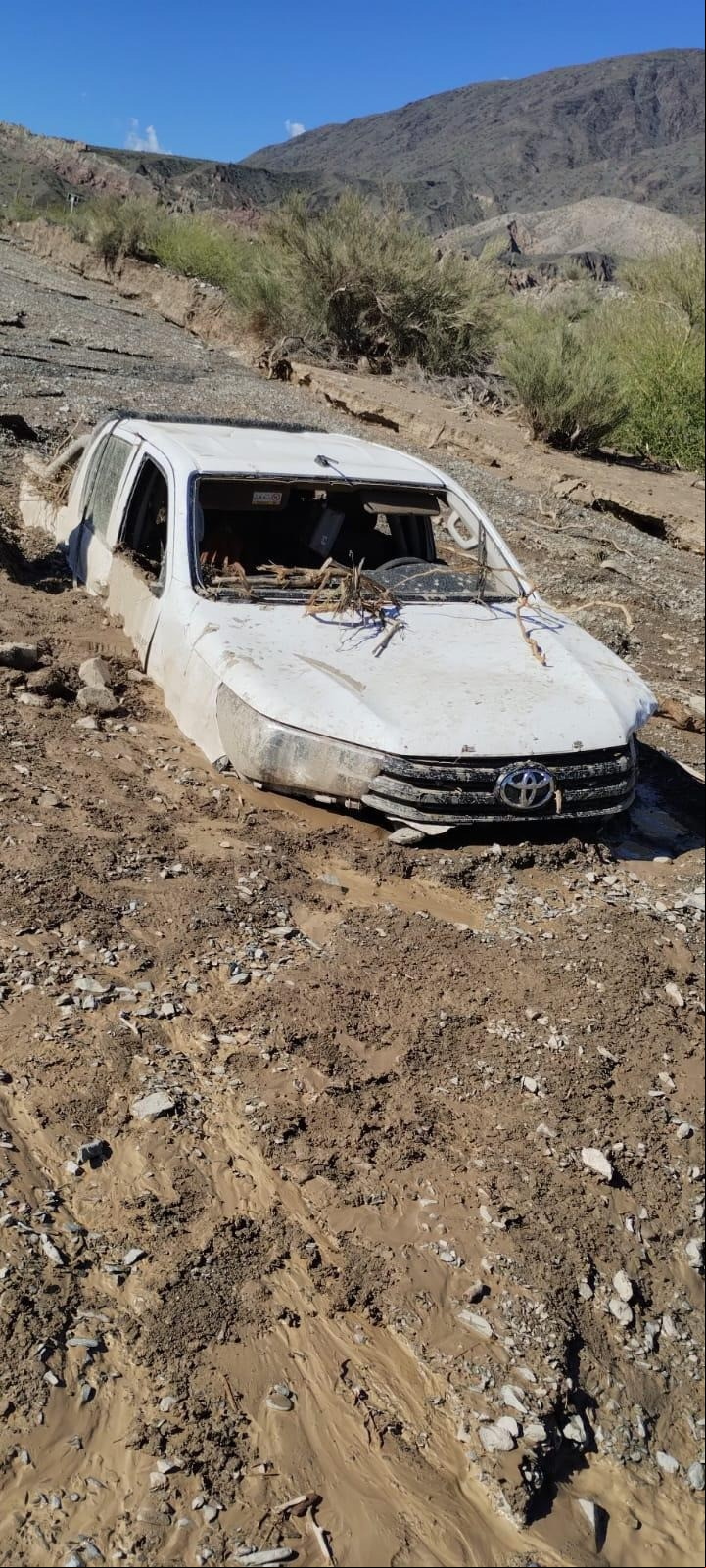 Así quedó la camioneta en que iba el empleado de seguridad arrastró corriente del río San Juan. Foto Diario Zonda
