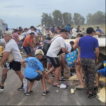 Volcó un camión, murió el chofer y vecinos saquearon la carga mientras los rescatistas trabajaban en el lugar 