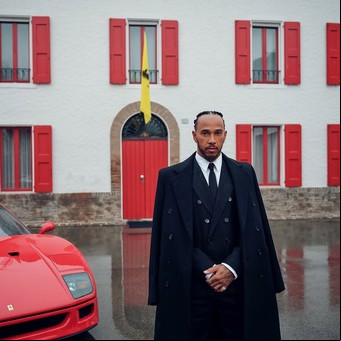 El elegante look que eligió Lewis Hamilton para su primer día de trabajo en Ferrari: "Cumplo el sueño de correr de rojo"