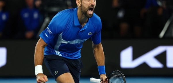 Novak Djokovic, inoxidable: a los 37 años, superó a Carlos Alcaraz y está en semifinales del Abierto de Australia
