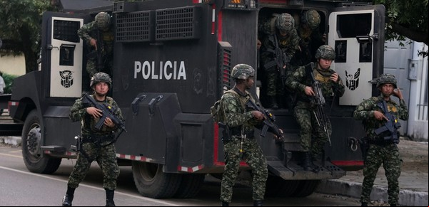 Narcos, guerrillas, paramilitares y decenas de cádaveres: el cóctel de la violencia que estalla en Colombia