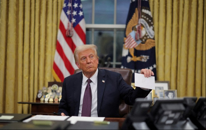 Trump muestra la carta los periodistas. Foto: Reuters