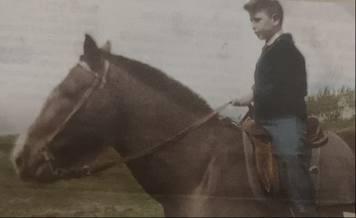 Jorge Martínez a caballo, cuando era niño.