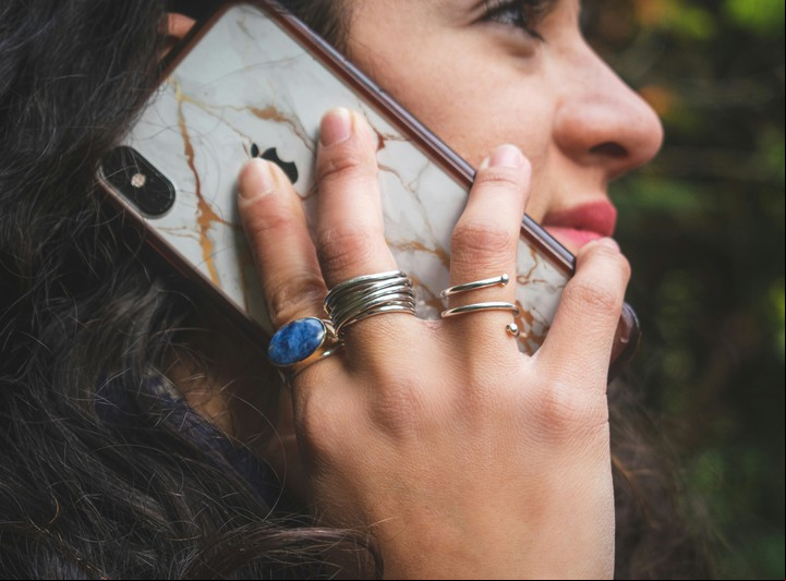 Una pregunta personal, única y conocida solo por personas de confianza, es la mejor defensa contra estos fraudes. Foto: Unsplash.