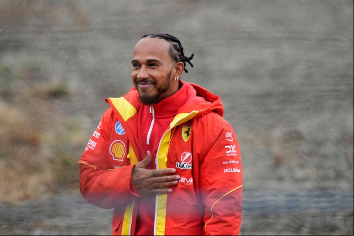 Sir Lewis Hamilton, vestido por primera vez de rojo. Foto de AP