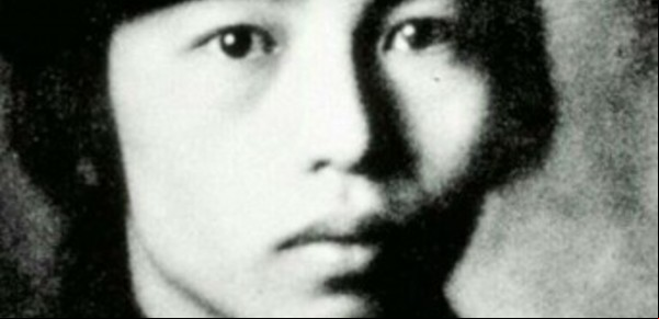 Poesía japonesa: una copa de sake en la copa de un cerezo
