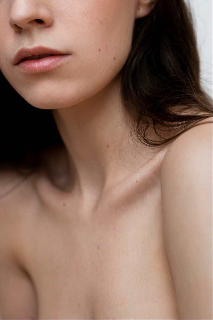 Lo ideal es limpiar las zonas a la mañana y a la noche, y aplicar sérum y crema. 
Foto: Freepik.