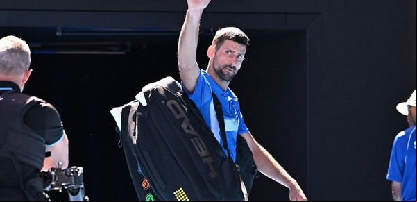 Djokovic y una injusticia mayúscula en el Abierto de Australia: lo acusaron de fingir y, encima, lo abuchearon cuando no pudo más