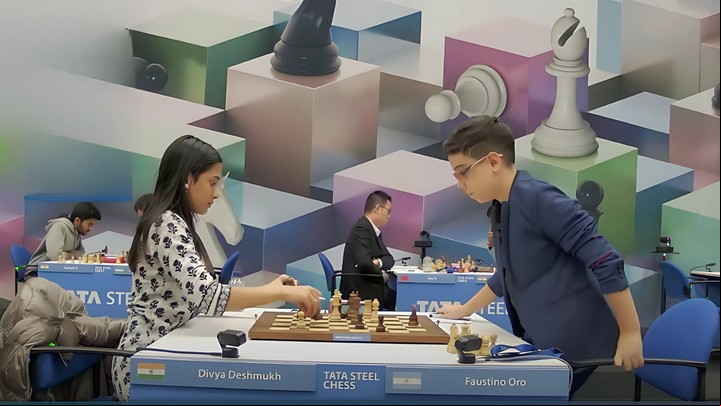 Faustino Oro se levanta tras vencer a la india Divya Deshmukh en Wijk aan Zee.