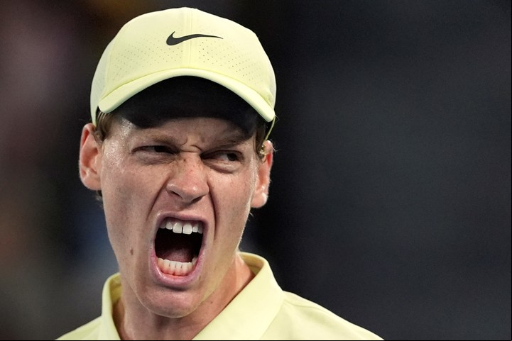 Jannik Sinner por momentos se permitió dejar salir sus emociones. Foto: AP Photo/Ng Han Guan.