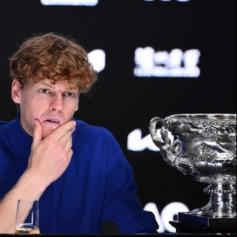 Jannik Sinner es otra vez campeón del Abierto de Australia pero la sombra del doping lo persigue a todos lados
