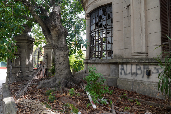 Sobre Marcos Paz, el alambrado perimetral está roto y vencido. Se puede ingresar a la casa sin interferencias, porque ventanas y puertas están abiertas. Foto Guillermo Rodríguez Adami