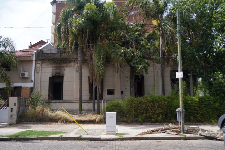 Una situación similar sobre la calle José Luis Cantilo. Foto Guillermo Rodríguez Adami