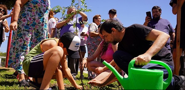 Inauguraron una plaza de las infancias con juegos para chicos y canchas en Villa Lynch