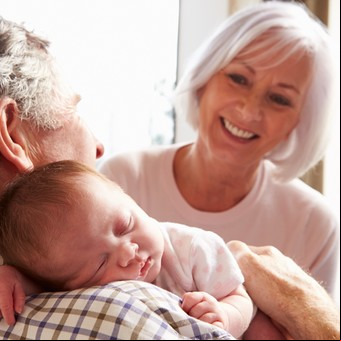 Cuál es el país donde el 77% de los abuelos ya cobra por cuidar a sus nietos