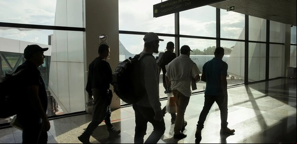 El caótico vuelo de deportación de EE.UU. a Brasil