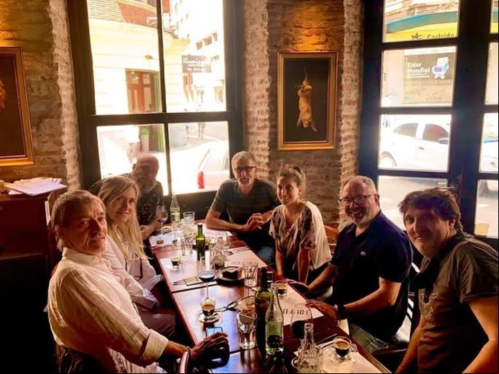 Javier y Alejandra con parte del equipo de producción de la serie, en una foto de 2021. Foto Instagram @aleoddonegalain