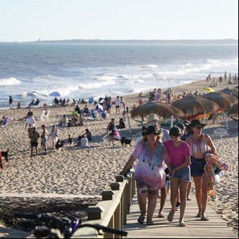 El destino uruguayo a dos horas de Punta del Este que eligen los argentinos y que es más barato que en la Costa Atlántica