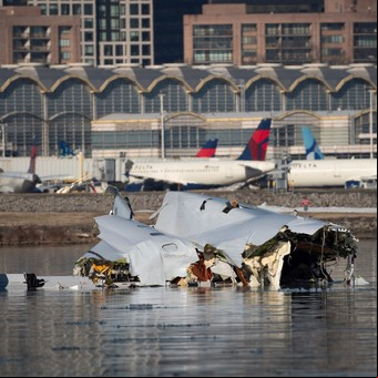 Accidente aéreo en Washington hoy, EN VIVO: recuperan las cajas negras del avión, apuntan a la torre de control y un nuevo video de la tragedia en Estados Unidos