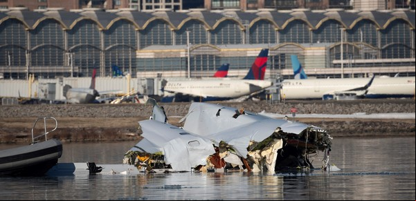 Accidente aéreo en Washington hoy, EN VIVO: recuperan las cajas negras del avión, apuntan a la torre de control y un nuevo video de la tragedia en Estados Unidos