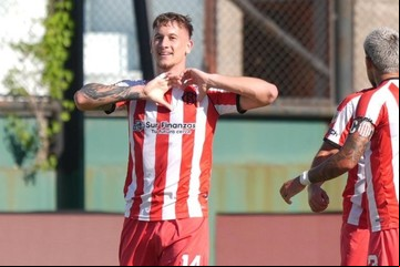 Barracas Central bajó a Banfield en un partido súper polémico: le dieron un gol en offside y no le cobraron un claro penal