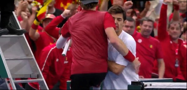Escándalo en la Copa Davis: Garín fue golpeado por Bergs en un cambio de lado, no pudo seguir jugando y Chile fue eliminado