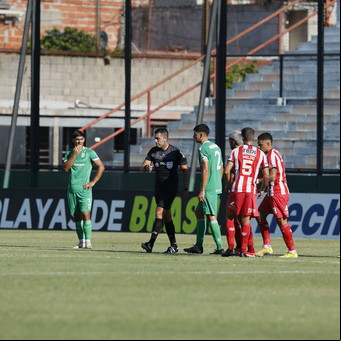 Lobo Medina y sus polémicos fallos en Barracas Central vs Banfield: una triste postal del fútbol argentino que deja una amarga moraleja