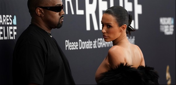 Qué hablaron Kanye West y Bianca Censori antes del destape en los Grammy, según una experta en lectura de labios