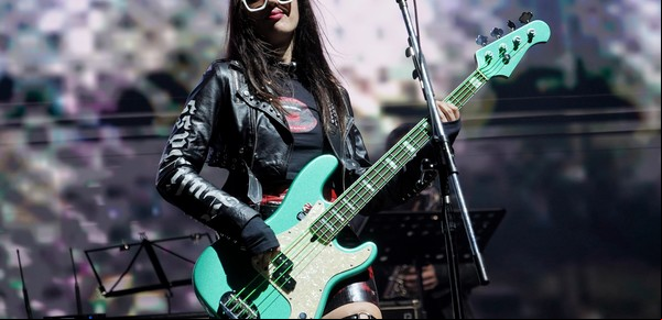 Quién es Luli Bass, la nueva bajista de Los Piojos, que sacó 63 canciones en cinco días y deslumbró a Ciro Martínez