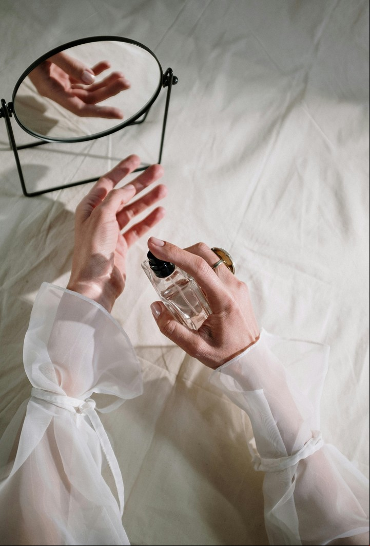Los puntos de pulso, como el cuello y las muñecas, intensifican la fragancia. Foto: Pexels.